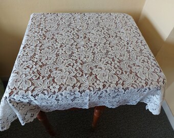 Superb small square tablecloth in ivory Calais lace, floral motifs in relief, satin material, elegance and femininity