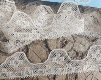 Old Valenciennes lace in ecru cotton, very fine lace, pretty floral patterns, 1930s, sold by the meter