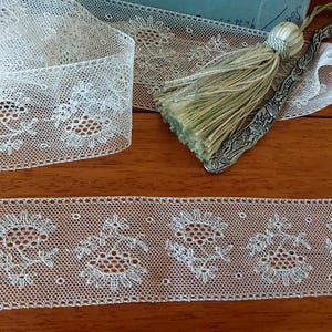 RARE  Dentelle ancienne Valenciennes finesse incomparable entre-deux très fin fil de coton ,aux superbes motifs floraux coupon de 2 mètres