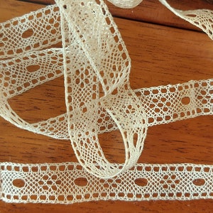 2M10 et 50 CM Jolie Dentelle ancienne très fine,entre -deux passe-ruban  en coton beige pour costumes anciens,couture,créations
