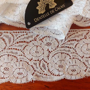 Très belle ancienne Dentelle de Calais  en coton blanc cassé des années 1950,1m20 , largeur 7 cm,dentelle de bordure florale,couture