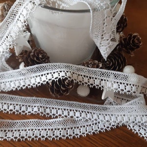 4 METRES  Ancienne dentelle de Calais blanche en polyamide ,créations, lingerie