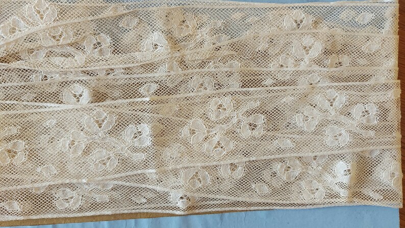 Ancienne dentelle Valenciennes entre-deux coton écru, dentelle très fine, jolis motifs floraux, années 1930, vendue au mètre image 8
