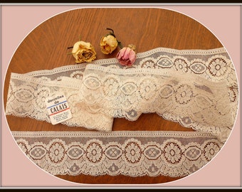 2 meters of beautiful old beige VINTAGE "Leavers" Calais lace from the 1970s with medallion motifs