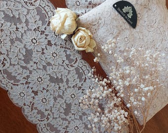 Superb vintage beige Leavers Calais lace, 1.70m length, floral pattern, 1970s lace, for sewing, lingerie, and crafting.