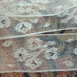 Ancienne dentelle Valenciennes entre-deux coton écru, dentelle très fine, jolis motifs floraux, années 1930, vendue au mètre image 9