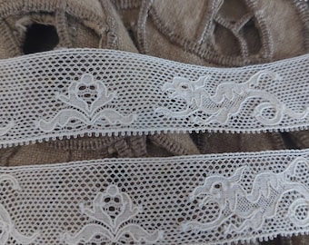 RARO pizzo anni 20-30 in cotone bianco sporco, motivo animale (drago) larghezza 2 cm, restauro costumi, bambole, creazioni