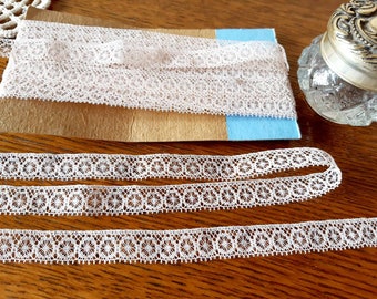 Fine old beige pink nylon lace, 1960s, coupon of 2m70 x 12 mm border lace, Tenerife stitch, Vintage wheel pattern