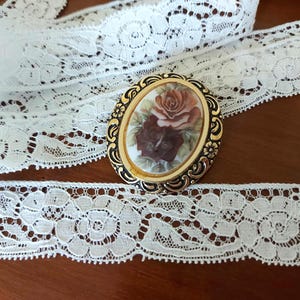 Linda renda vintage de Calais em algodão branco da década de 1950, último pedaço medindo 3 metros x 2,5 cm, renda com borda floral.