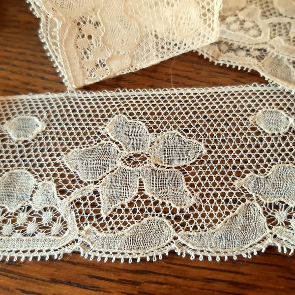 Fine  Dentelle ancienne Valenciennes en  fil de coton jaune paille  VINTAGE,  coupon de 1m 80, motifs anciens