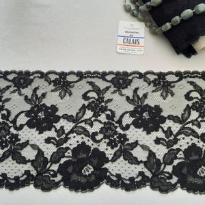 Superbe volant de Dentelle ancienne de Calais noire,qualité Leavers,Dentelle des années 1950,magnifiques motifs floraux, vendue au mètre