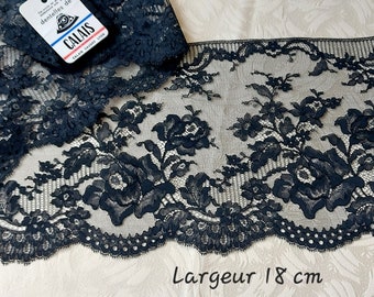 Superb ruffle of old black Calais lace, Leavers quality, lace from the 1950s, magnificent floral patterns, sold by the meter