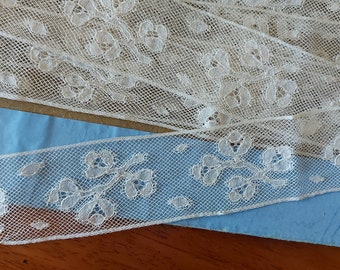 Old Valenciennes lace between ecru cotton, very fine lace, pretty floral patterns, 1930s, sold by the meter