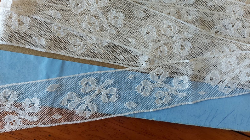 Ancienne dentelle Valenciennes entre-deux coton écru, dentelle très fine, jolis motifs floraux, années 1930, vendue au mètre image 1