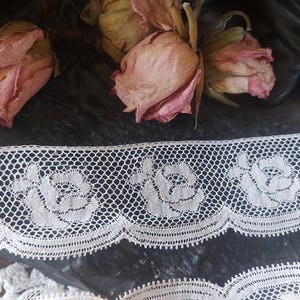 Dentelle  ancienne  Valenciennes en fin fil de  coton blanc, dernier coupon de 2 m90 créations, couture layette lingerie