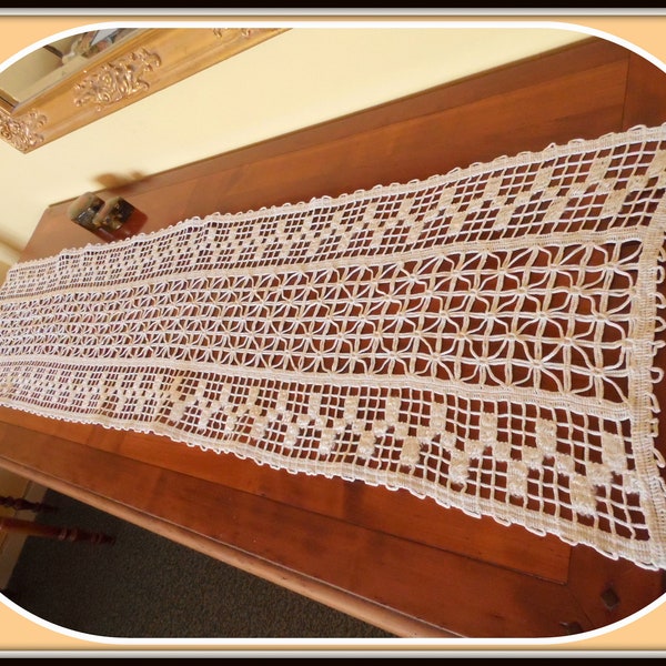 Ancien dessus de meuble, cheminée, rideau  FAIT MAIN au crochet , 127 cm x 31 cm  excellent état ,années 1930