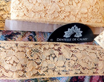 Antique Calais lace in golden yellow cotton, 1.20m long, from the late 1960s with floral motifs, raised embroidery thread creations.
