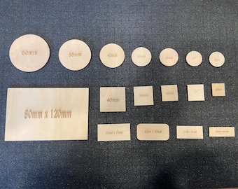 Op de afbeelding: Assortiment van onbewerkte houten cirkels en vierkanten in verschillende maten. De cirkels variëren van 1 inch tot 60 mm in diameter. De vierkanten variëren van 1 inch tot 40 mm in breedte. Een rechthoekig stuk hout meet 50 mm x 120 mm.