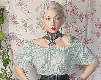 chemisier à manches courtes paysanne vintage vert sauge en dentelle à oeillets à épaules dénudées - UK8-14- des années 80, chemisier à manches bouffantes folklorique paysanne des années 50