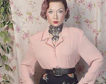Vintage pastellrosa Satin-Detail-Langarmbluse mit spitzem Kragen und Bischofsärmeln – UK 12–14 – Stil der 1940er und 1950er Jahre – romantisches rosa Top aus den 80er- und 50er-Jahren