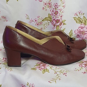 Escarpins épais à talons bas en cuir marron chaud vintage des années 1960 - UK5.5 - talons de style mod avec nœud marron du milieu du siècle - escarpins des années 1950 1960