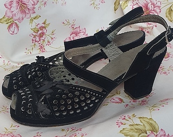 Vintage zwarte suède slingback sandalen uit de jaren 40 – geperforeerde hakken UK5/5,5