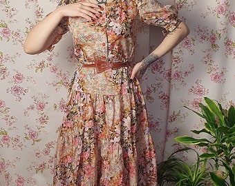 Vintage Blumen Print Tiered Kleid - Puffärmel Swing Rock, UK 8-10