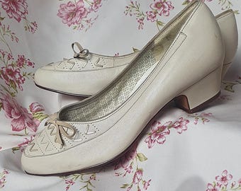Vintage 30s 40s 50s style daily summer walking shoes - low heel cream white shoe - UK 4-5   casual walking leather bogue shoes
