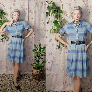 Abito a maniche corte stile anni &#39;50 a righe blu pastello vintage sportivo anni &#39;60 - UK10-12+ - stile anni &#39;40 anni &#39;50 - abito a maniche corte con colletto pieghettato