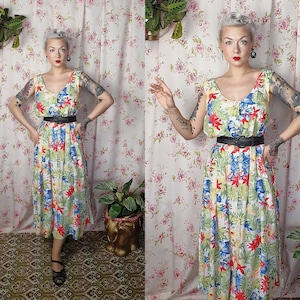 Vintage ärmelloses weißes grünes Sommerkleid mit Blumenmuster - 80er bis 40er Jahre Kleid aus Viskose mit Blumenmuster -