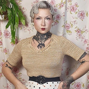 Short sleeve sand beige knit squared v-neck 50s style jumper- UK10-14 -40s 50s style- 80s does 50s brown shortsleeve decorative neckline top