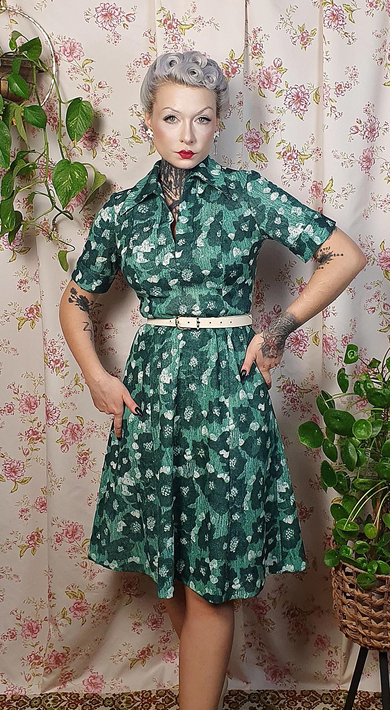 Vintage Mid-century Abstract Floral Print Green White Pointy