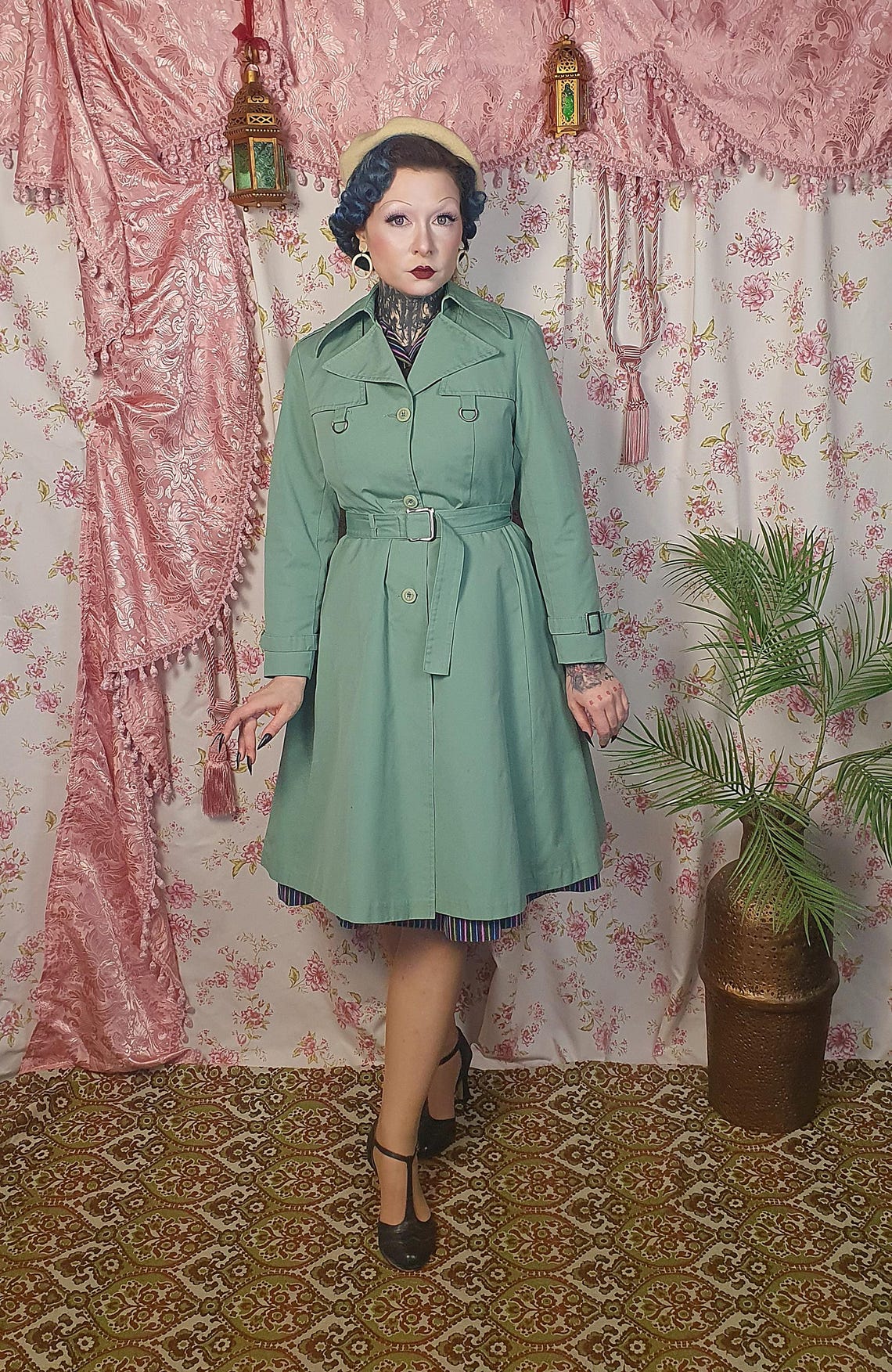 Romantic sage green vintage trench coat raincoat -UK 8 - 1940s 1950s style - princess coat, foto 3 di 5