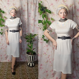 Vintage mid-century weißes enganliegendes kurzärmliges Strickkleid mit Blumenstickerei - 1950er bis 1940er Stil - 80er bis 50er Sommer Strickkleid