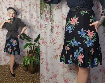 Vintage svart rosa blå romantiskt blommönster A-linjeformad kjol med volang - UK 6-8 - 1940-talsstil - 1950-talsstil - 80-talsstil, A-linjeformad kjol med liljemönster från 40-talet