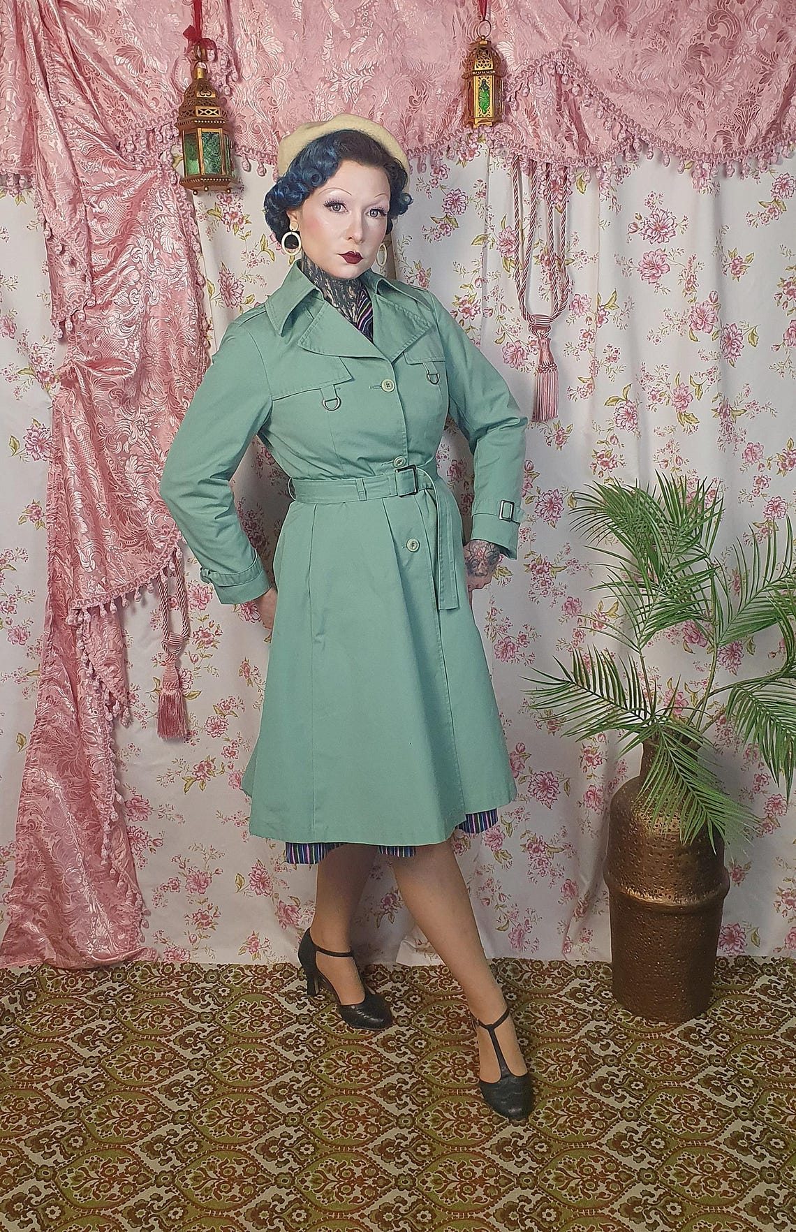 Romantic sage green vintage trench coat raincoat -UK 8 - 1940s 1950s style - princess coat, foto 2 di 5