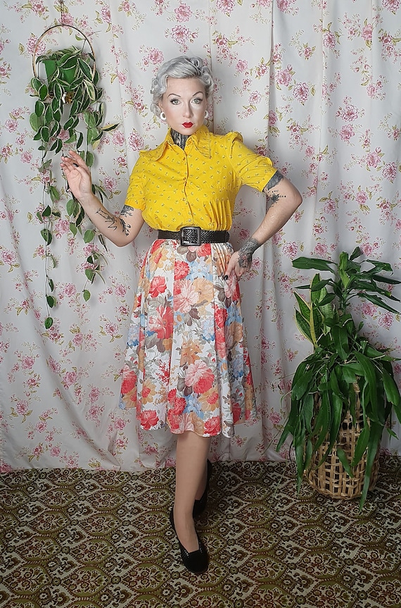 Vintage yellow ditsy floral print pointy collar c… - image 3