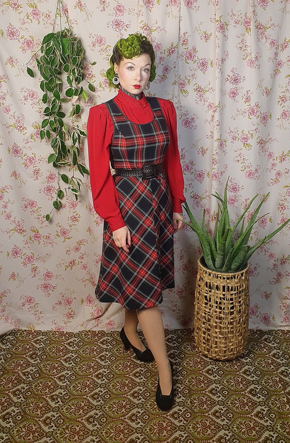 Vintage black red tartan plaid sleeveless fit an … - image 2