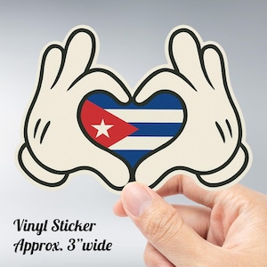以下が含まれることがあります： キューバの国旗をモチーフにしたハート型のデザインのビニールステッカー。漫画風の手で縁取られています。ステッカーの幅は約7.6cmです。ハートは白い星と青と白のストライプが入った赤い三角形を表示しています。