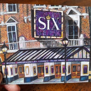 A6-wenskaart met artwork van de buitenkant van Six the Musical-theater