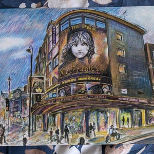 Tarjeta de felicitación tamaño A6 con la obra de arte de la fachada del teatro Los Miserables