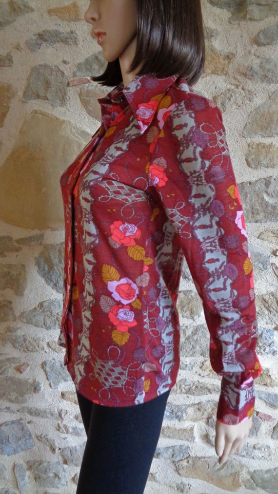 70s red jersey floral blouse with dagger collar, … - image 4