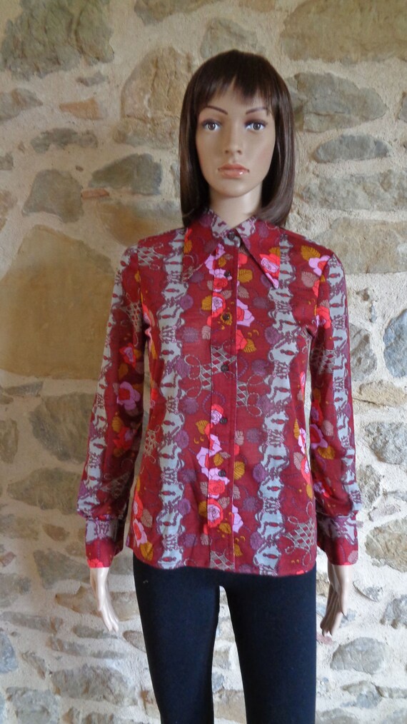 70s red jersey floral blouse with dagger collar, … - image 7