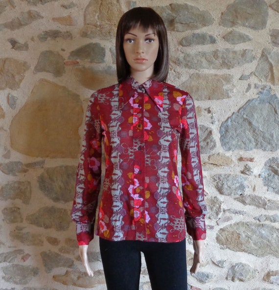 70s red jersey floral blouse with dagger collar, … - image 1