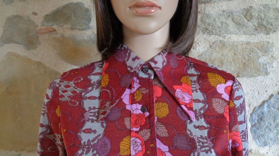 70s red jersey floral blouse with dagger collar, … - image 3