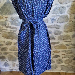 Blue floral house dress, vintage French work dress with pockets, NOS size FR 60