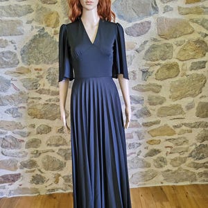 women's dark blue and black angel vintage dress HelloI'm wearing a 1960s inspired sleeve , floral shift dress. I paired it with jewelry , shoes royal stockings. It inspired my eyeshadow with different shades of greens Black Angel Sleeve Dress -