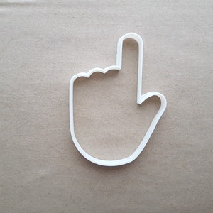 以下が含まれることがあります： 指を上に指した手の形をした白いプラスチック製のクッキーカッターです。