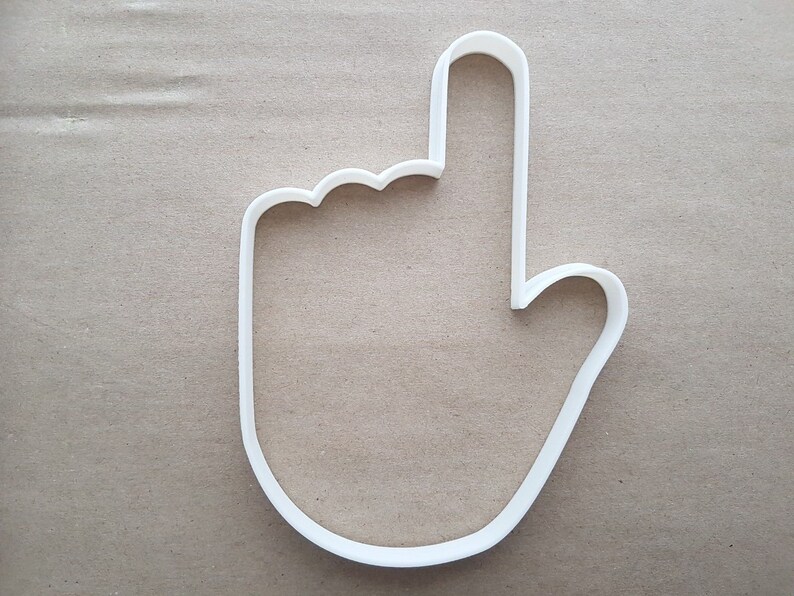以下が含まれることがあります： 指を立てた手の形をした白いプラスチック製のクッキー型です。