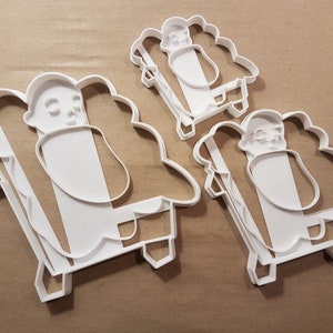 Può includere: Tre stampini per biscotti in plastica bianca a forma di pecora. Le pecore sono di dimensioni diverse, con la più grande al centro dell'immagine.